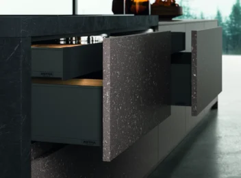 1720_23_V06_SET_02_HC08_01_Post